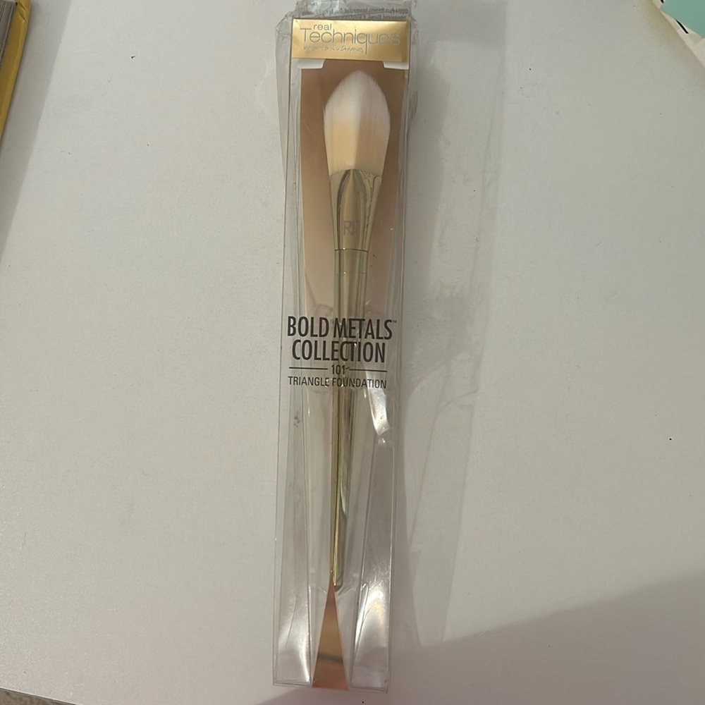 Real Techniques Bold Metals 101 Triangle Foundation Brush New